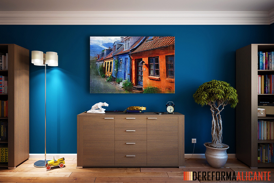 Habitación pintada en color azúl.