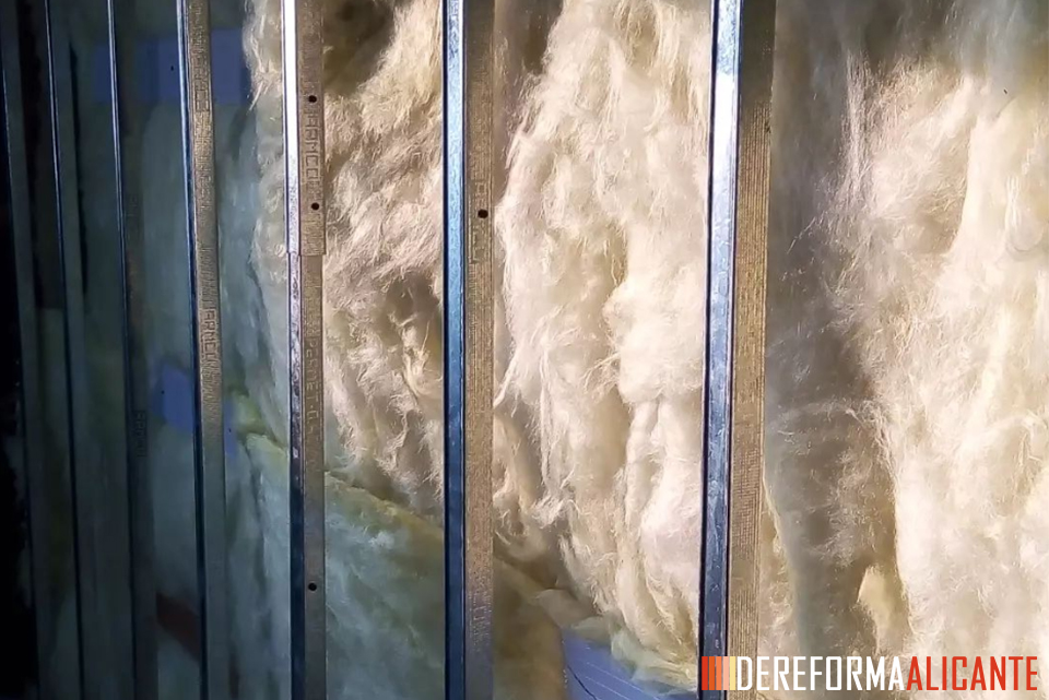 Vista de una pared de pladur rellena de lana de vidrio